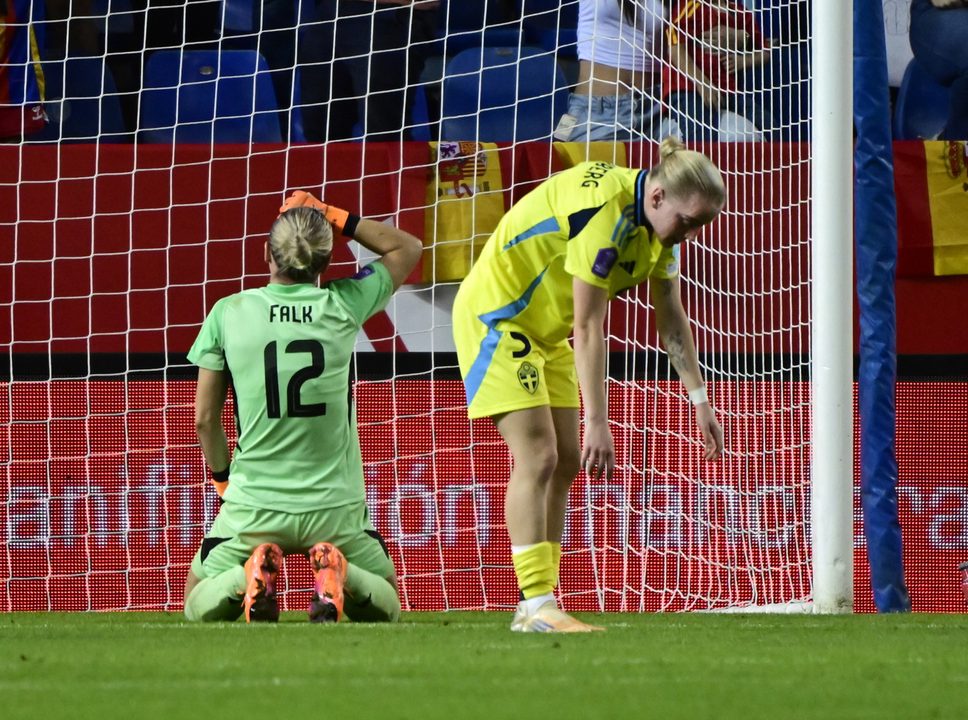 Sveriges målvakt Jennifer Falk och Anna Sandberg deppar efter Spaniens 4–0-mål under fredagens semifinal i Nations League. Returen spelas i Göteborg på tisdag. Foto: Jonas Ekströmer/TT