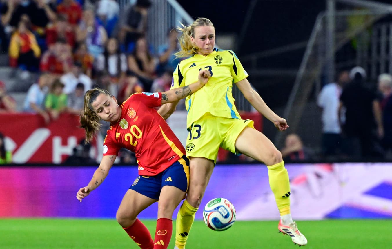 Amanda Ilestedt i en närkamp med Spaniens tvåmålsskytt Claudia Pina i första mötet i fredags. Foto: Jonas Ekströmer/TT