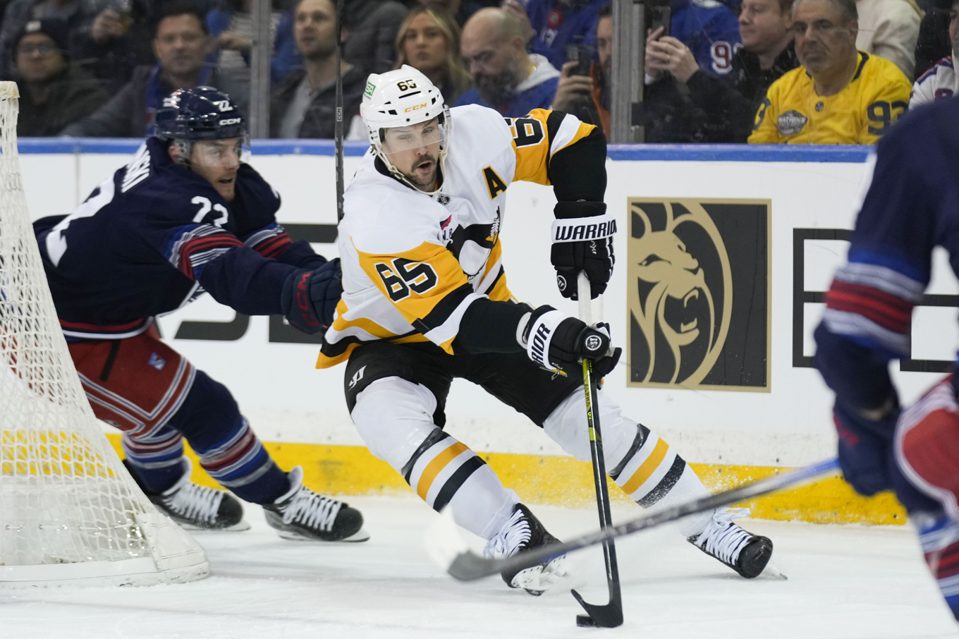 Pittsburghs Erik Karlsson, som stod för tre assist under i match, i en NHL-match i februari i år. Foto: Seth Wenig/AP/TT