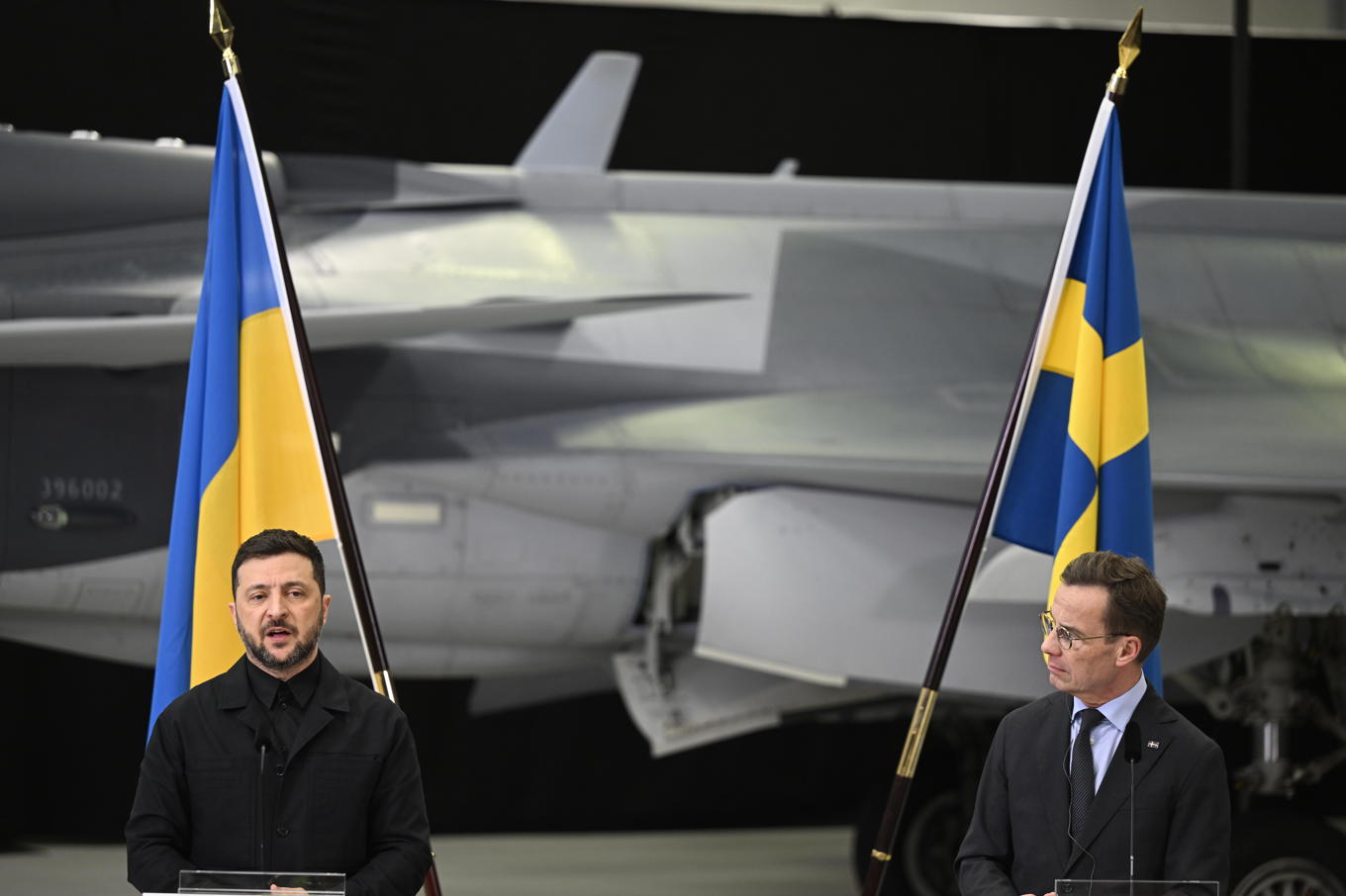 Volodymyr Zelenskyj och Ulf Kristersson framför ett Gripen-plan i Linköping i förra veckan. Foto: Fredrik Sandberg/TT