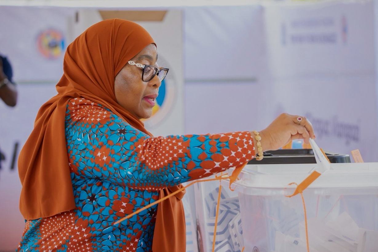 Tanzanias president Samia Suluhu Hassan röstar under onsdagen. Foto: AP/TT