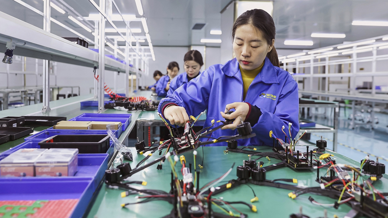 Drönarproduktion i en fabrik i Ruichang i Jiangsuprovinsen, östra Kina. Foto: STR/AFP via Getty Images