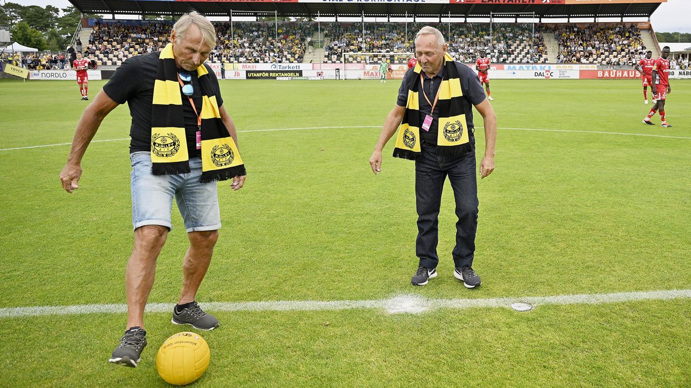 Bosse och Sven-Bertil Andersson, Mjällbys verkliga legendarer och två medlemmar av en vass brödratrio, gjorde 2024 en symbolisk avspark mot Elfsborg på Strandvallen. Foto: Johan Nilsson/TT