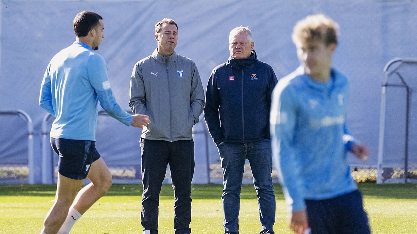 Malmös sportsligt ansvarige Daniel Andersson tillsammans med föreningens ordförande Anders Pålsson. Undrar vad de talade om. Foto: Johan Nilsson/TT