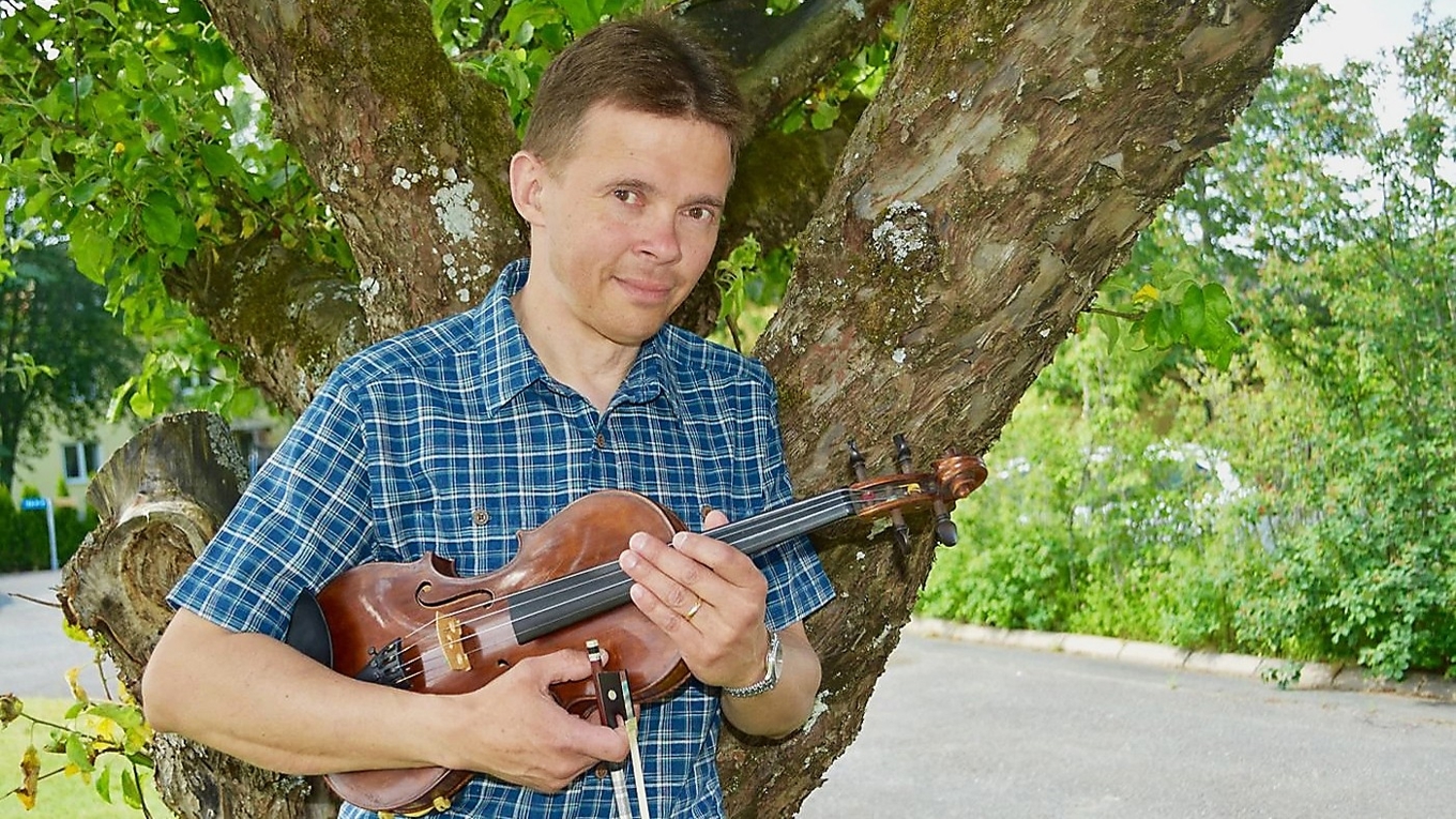 Fiolläraren och riksspelmannen Mats Thiger kom på idén till projektet ”Folkstråk”, som ska bidra till stråkmusikens tillväxt och skapa en plattform med folkmusik för unga musiker. Foto: Pressbild