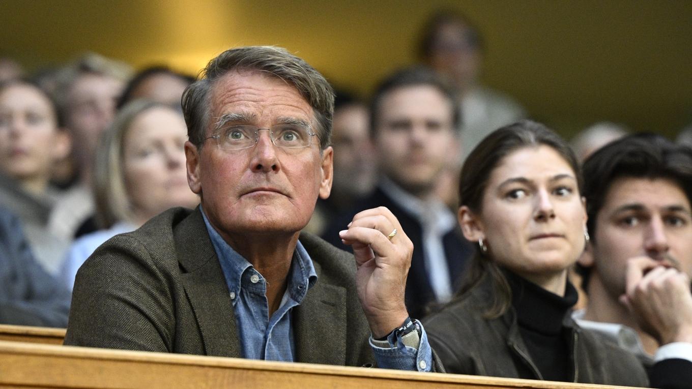 Christer Gardell – här på läktaren i Kungliga hallen – har tillsammans med näringslivskollegan Ulf Rosberg arbetat fram en struktur för svensk tennis. De kommer att tillsammans satsa 100 miljoner kronor om deras villkor accepteras på årsmötet 2026.  Epoch Times sportchef Jonas Arnesen menar att det bör bli ett rungande ja redan denna vecka. Foto: Anders Wiklund/TT