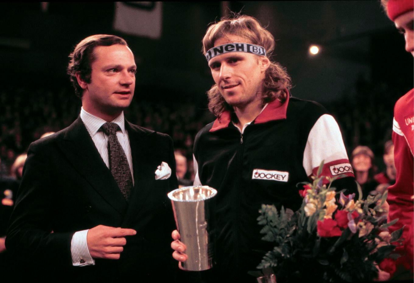 1980 skrev Björn Borg in sig som förste hemmasegrare i Stockholm Open där han redan i sin debut 1971 blev det svenska affischnamn turneringen behövde. Här tar Borg emot pokalen av Kung Carl XVI Gustaf efter finalsegern mot John McEnroe. Foto: Jan Collsiöö SCANPIX SWEDEN