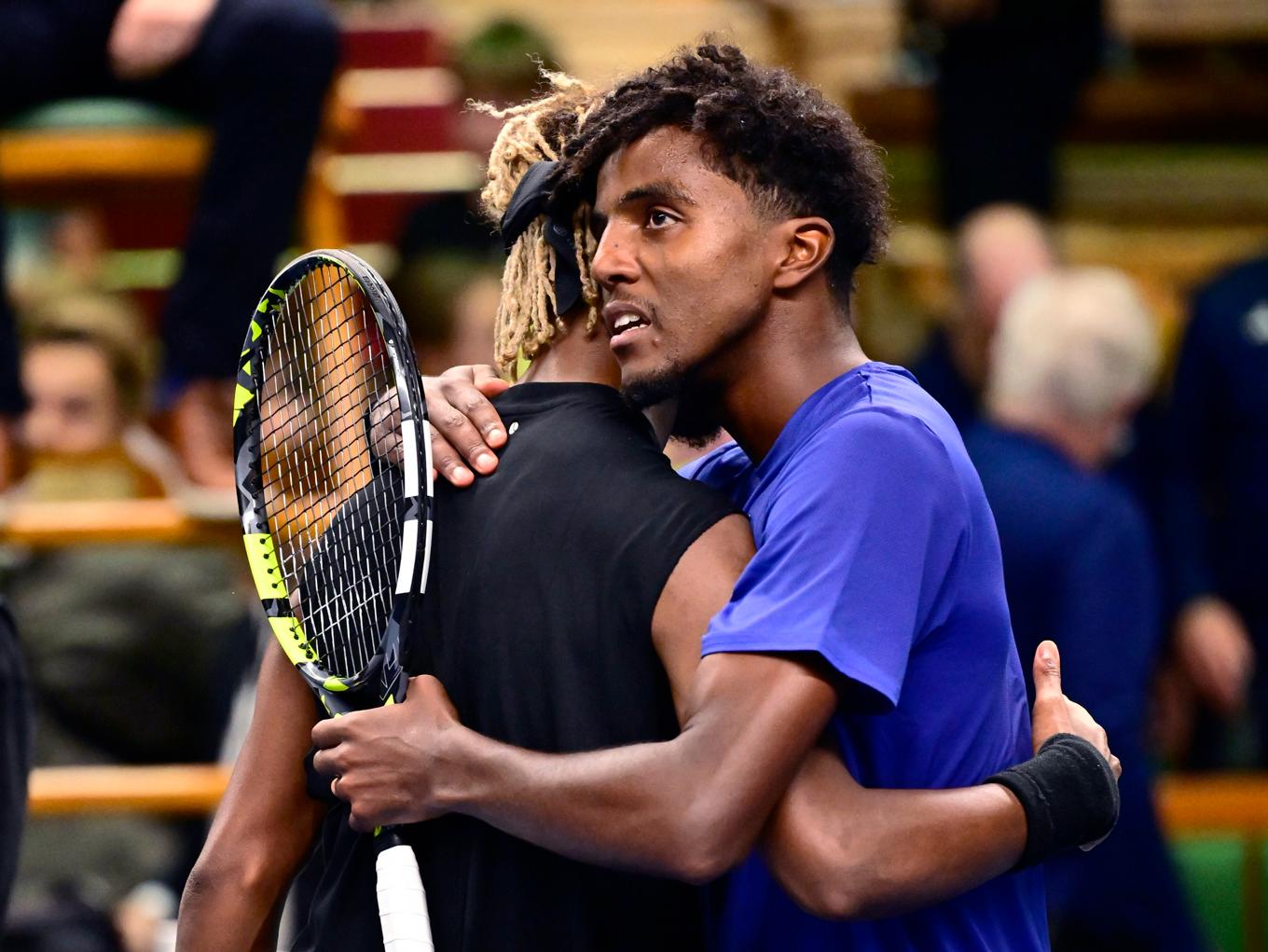 Elias Ymer kramar om sin yngre bror Mikael efter en match som på grund av Mikaels lårskada inte hade något underhållningsvärde att tala om. Epoch Times sportchef Jonas Arnesen menar att Mikael Ymer svek publiken men har också förståelse för hans val. Foto: Jonas Ekströmer/TT