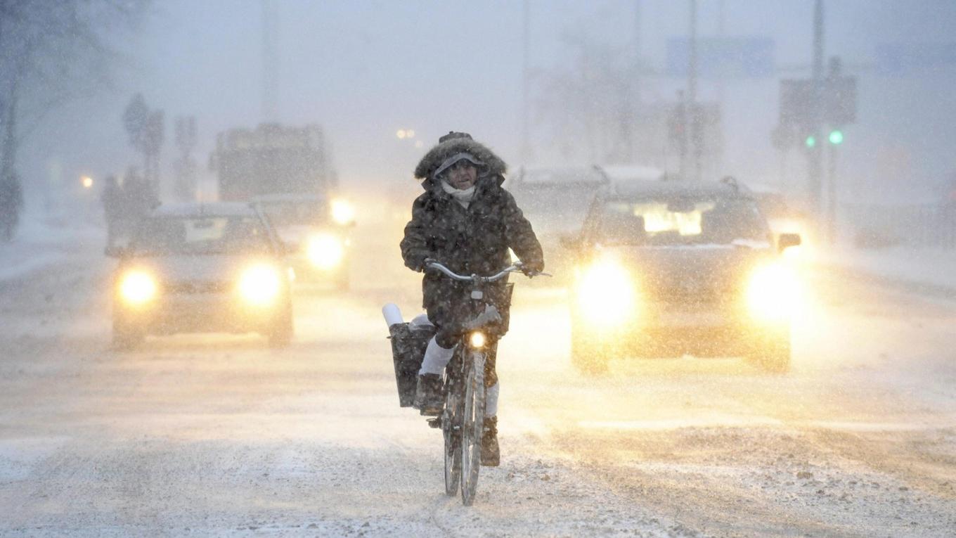 En cyklist i Stockholm trotsar en snöstorm tidigt på säsongen i november 2008. Foto: Janerik Henriksson/Scanpix Sweden/AFP via Getty Images