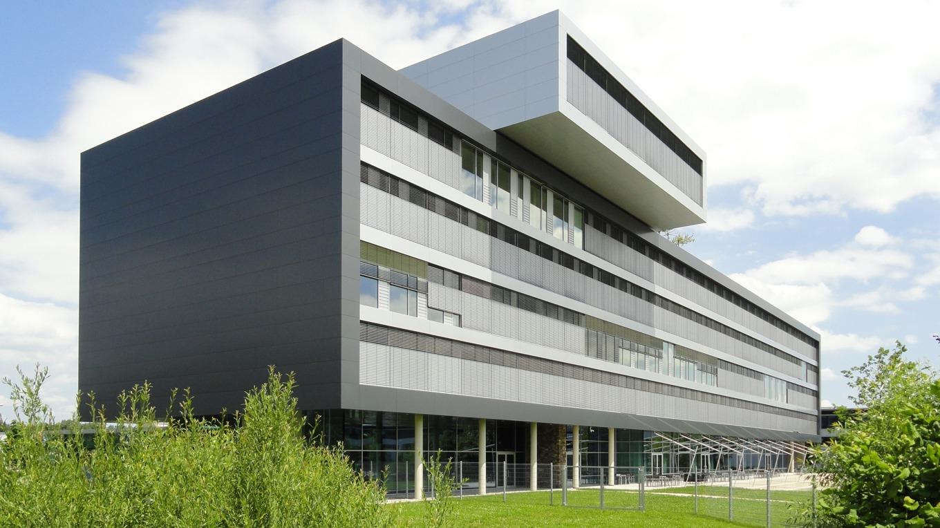 Minimalistisk arkitektur: Dachsers huvudkontor i Kempten. Foto: Alofok