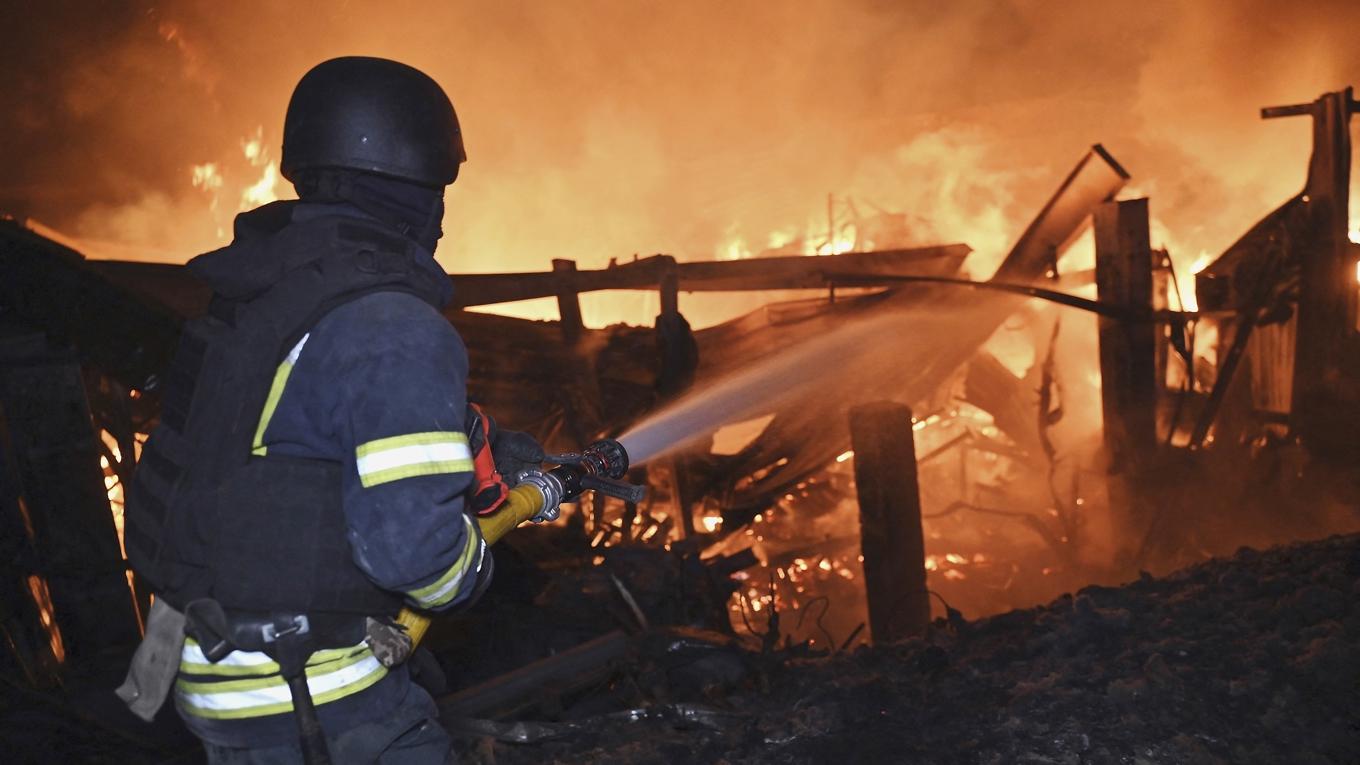 En brandman arbetar med att släcka en brand på platsen för en drönarattack den 23 september i år i Charkiv. Foto: Sergey Bobok/AFP via Getty Images