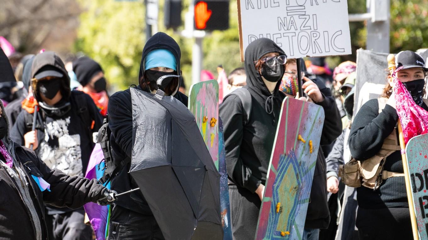 Antifa-aktivister i Sacramento i den amerikanska delstaten Kalifornien den 28 mars 2023. Foto: John Fredricks