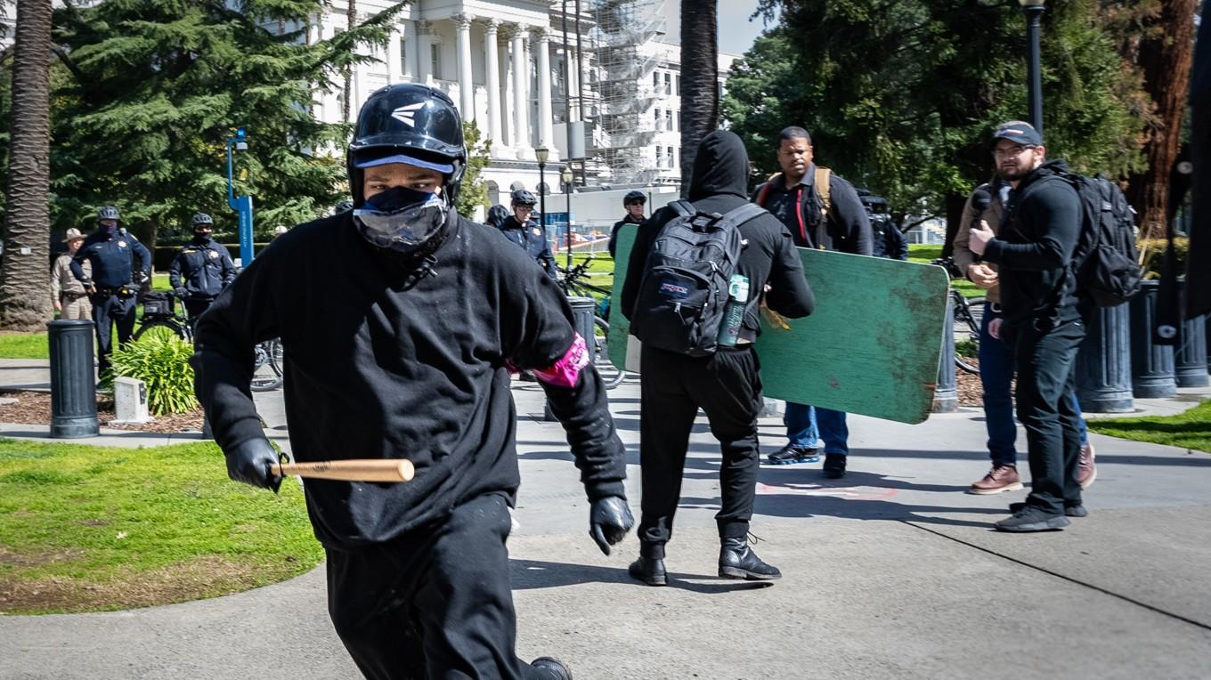 Antifaaktivister attackerar medier i Sacramento i den amerikanska delstaten Kalifornien den 10 mars 2023. Foto: John Fredricks