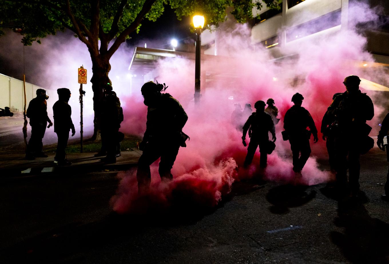 Rökgranater mot demonstranter vid ICE:s kontor i Portland, Oregon, den 5 oktober. Foto: John Fredricks