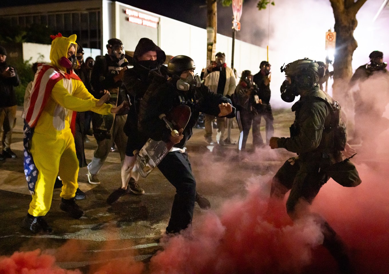 Antifa-aktivister i konfrontation med federal ordningsmakt i Portland, Oregon den 5 oktober. Foto: John Fredricks