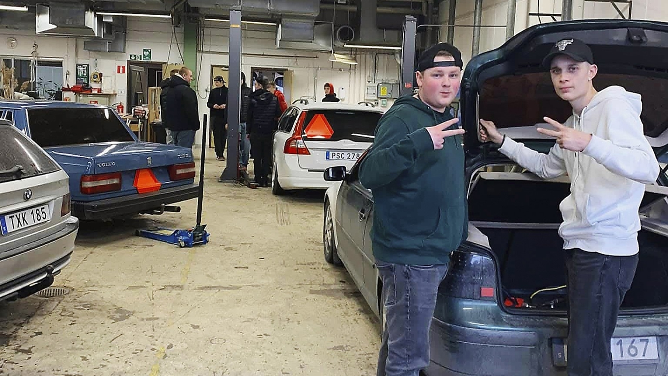 Leo Johansson och Maximus Albinsson redo för mek och häng med kompisar på Garaget i Lidköping.   Foto: Garaget Lidköping