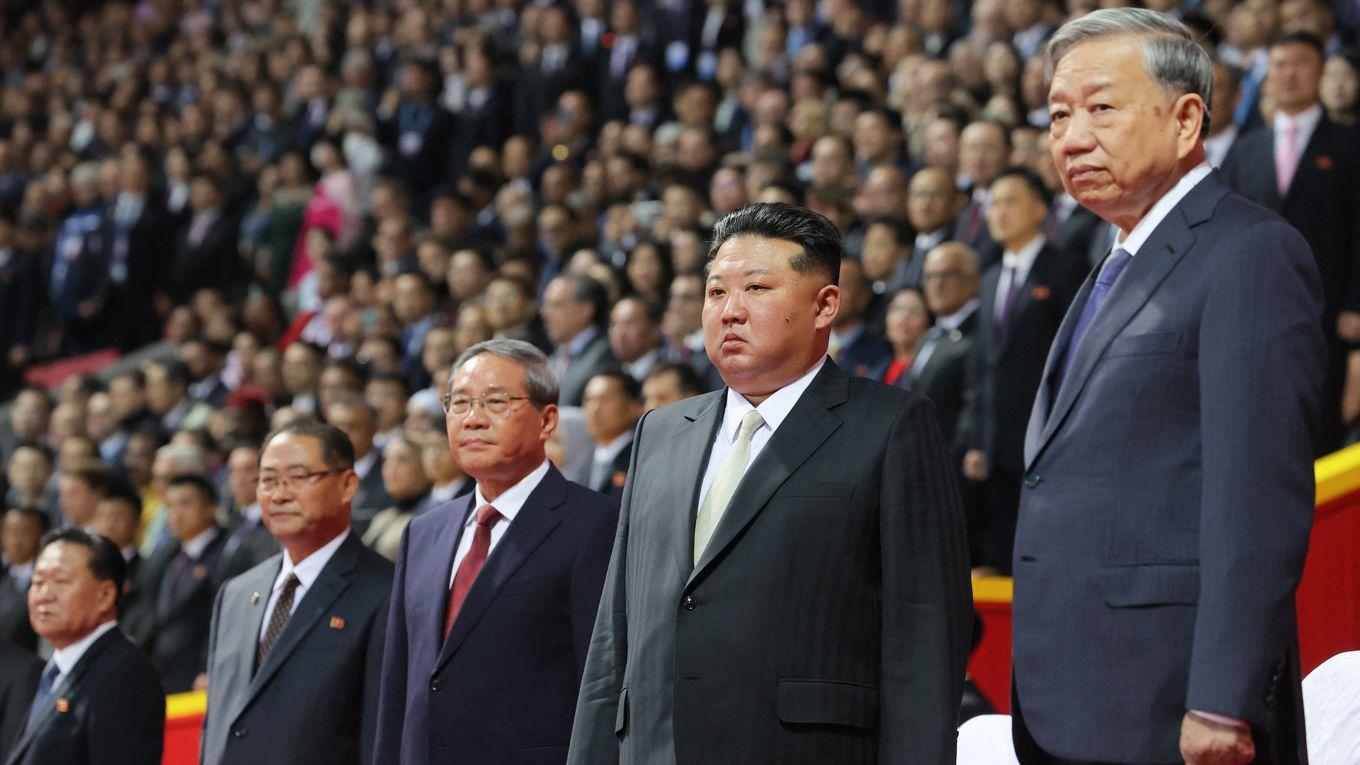 Nordkoreas ledare Kim Jong-un (andra från höger) tillsammans med kommunistledare från bland annat Vietnam och Kina i Pyongyang den 9 oktober. Foto: Yekaterina Shtukina/POOL/AFP via Getty Images