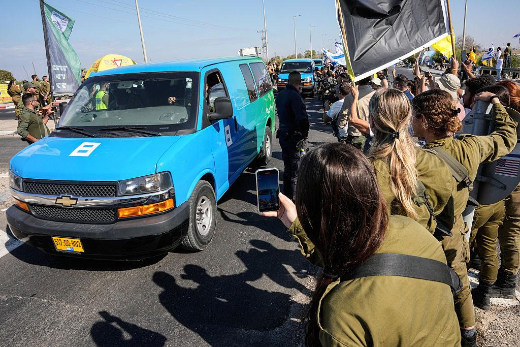 En bil med gisslan som släppts av Hamas anländer till den israeliska Reim-basen. Foto: Maya Levin/AFP via Getty Images.