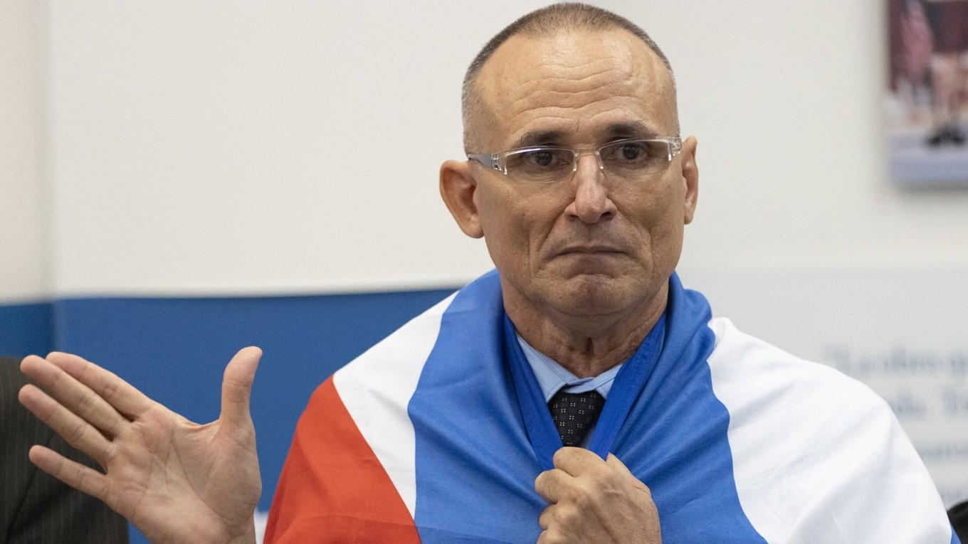 José Daniel Ferrer talar på en pressträff i Miami i Florida den 13 oktober. Foto: Marco Bello/AFP via Getty Images