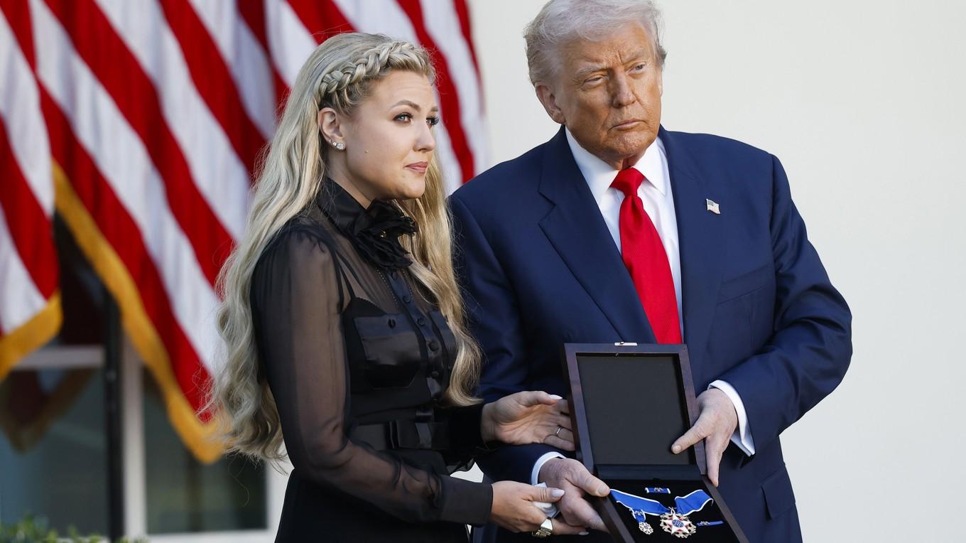 USA:s president, Donald Trump, tilldelar den avlidne konservative aktivisten Charlie Kirk presidentens frihetsmedalj, som överlämnas till hans fru Erika Kirk under en ceremoni i Vita huset den 14 oktober i Washington DC. Foto: Kevin Dietsch/Getty Images