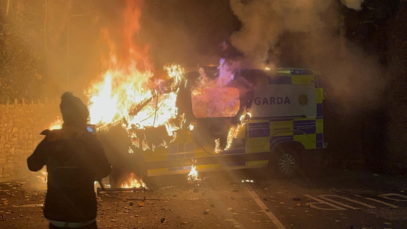En polisbil brinner i irländska huvudstaden Dublin en 21 oktober. Foto: Peter Murphy/AFP via Getty Images