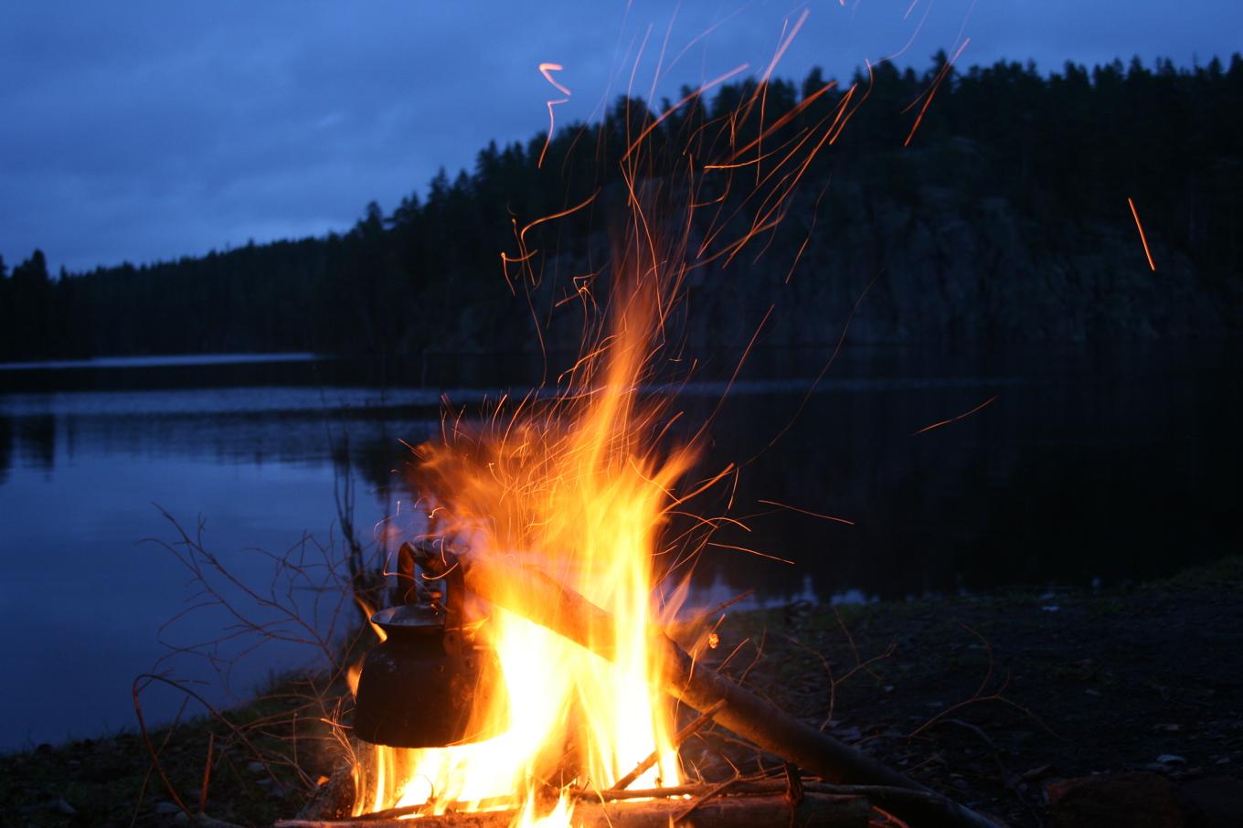 Tobias Karlsson håller kurser i att koka kaffe över öppen eld. Han lär ut allt från att rosta kaffet i naturen till olika metoder för att få sumpen att sjunka till botten. Foto: Tobias Karlsson