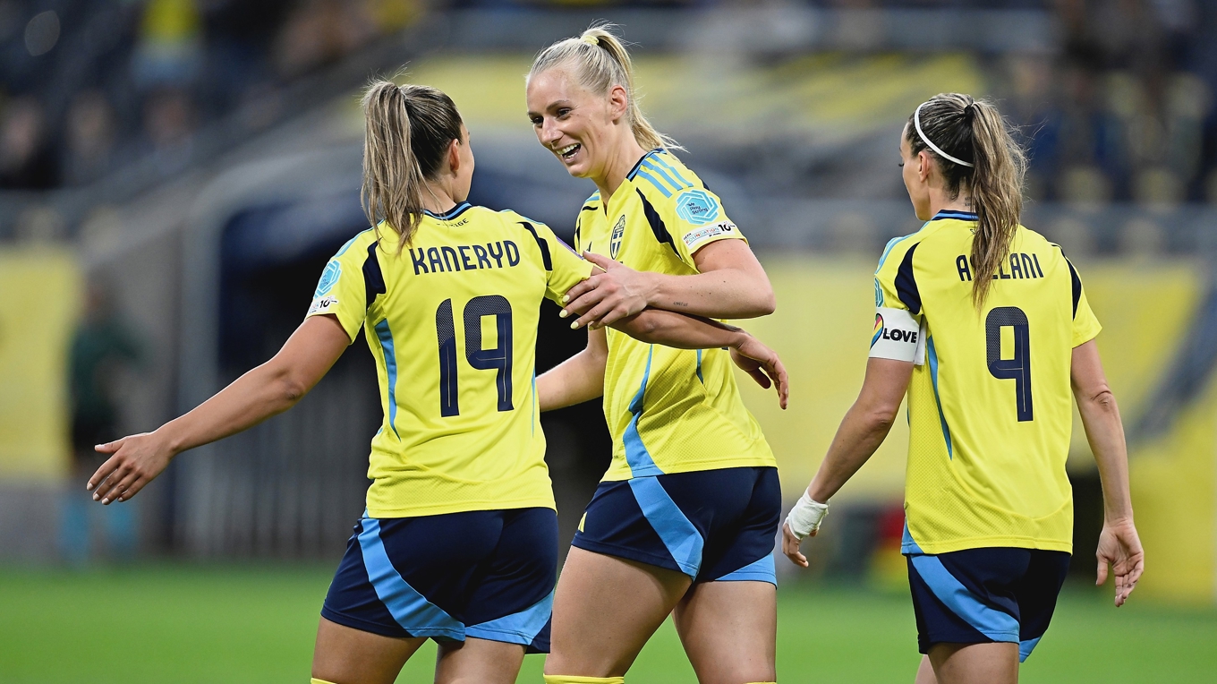 Johanna Rytting Kaneryd gratulerar Sveriges Stina Blackstenius till ett mål i en tidigare landskamp. Blir det da capo mot Spanien? Foto: Pontus Lundahl/TT