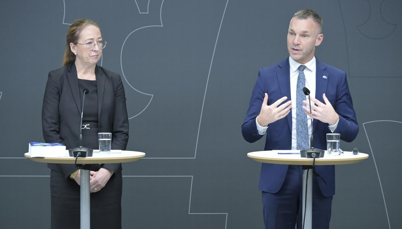 Helena Rosén, utredare och Erik Slottner (KD), civilminister. Foto: Roger Sahlström.