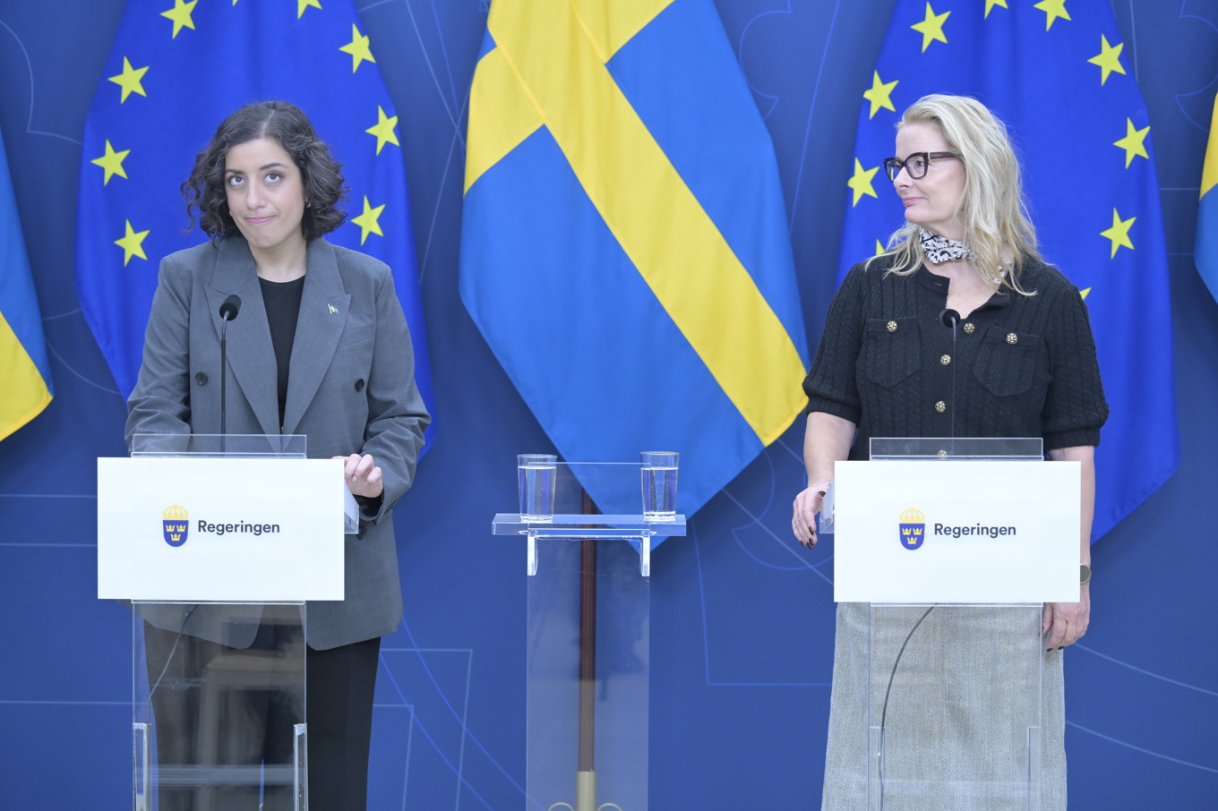 Utbildningsminister Simona Mohamsson (L) och  gymnasie-, högskole- och forskningsminister Lotta Edholm (L) under presskonferensen den 27 oktober. Foto: Roger Sahlström