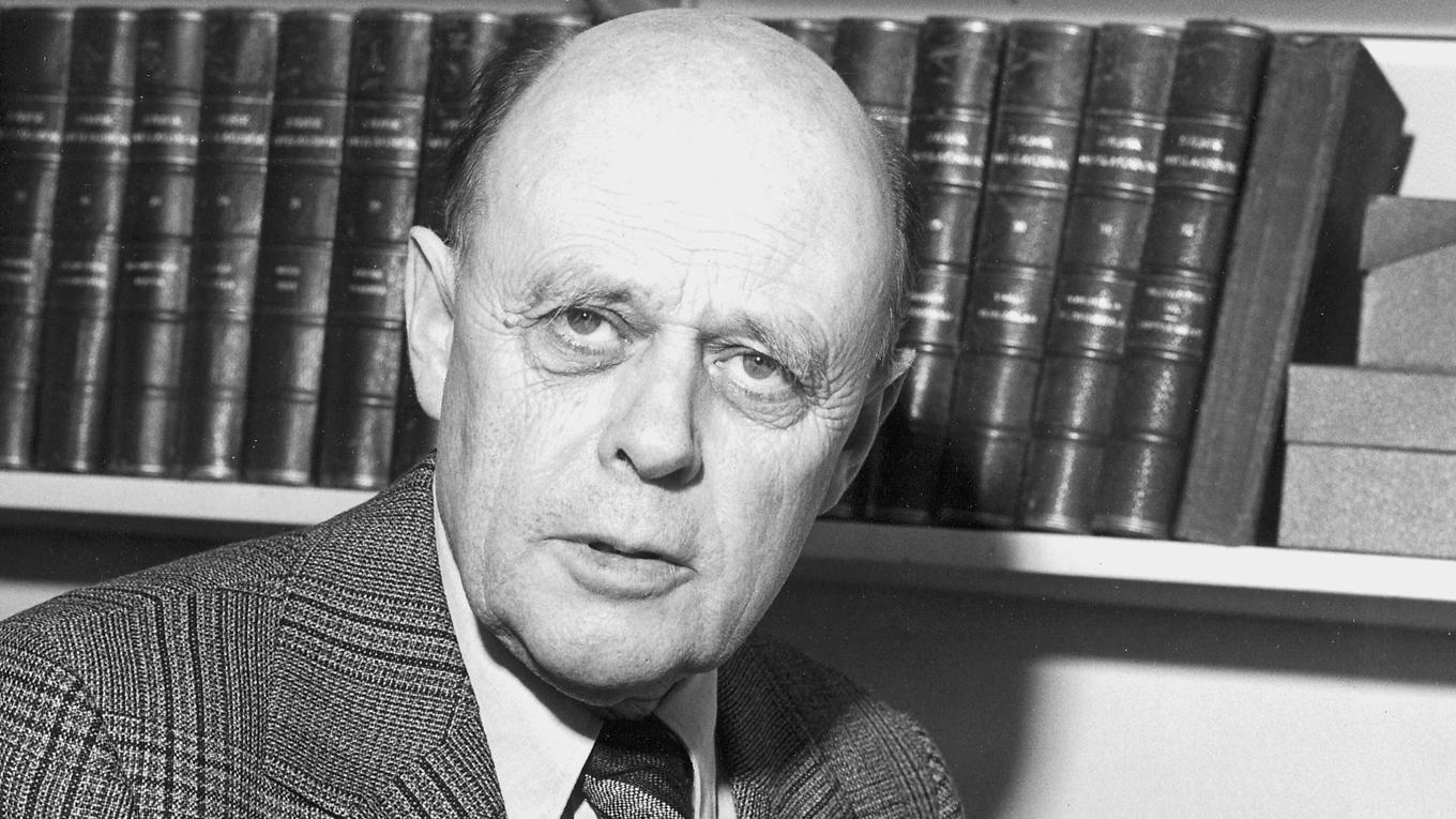 Tage Lindbom, här på bild 1977, hjälper läsaren att få syn på sin egen samtids premisser – med njutbar prosa, menar idéhistorikern Martin Wettmark. Foto: TT Nyhetsbyrån
