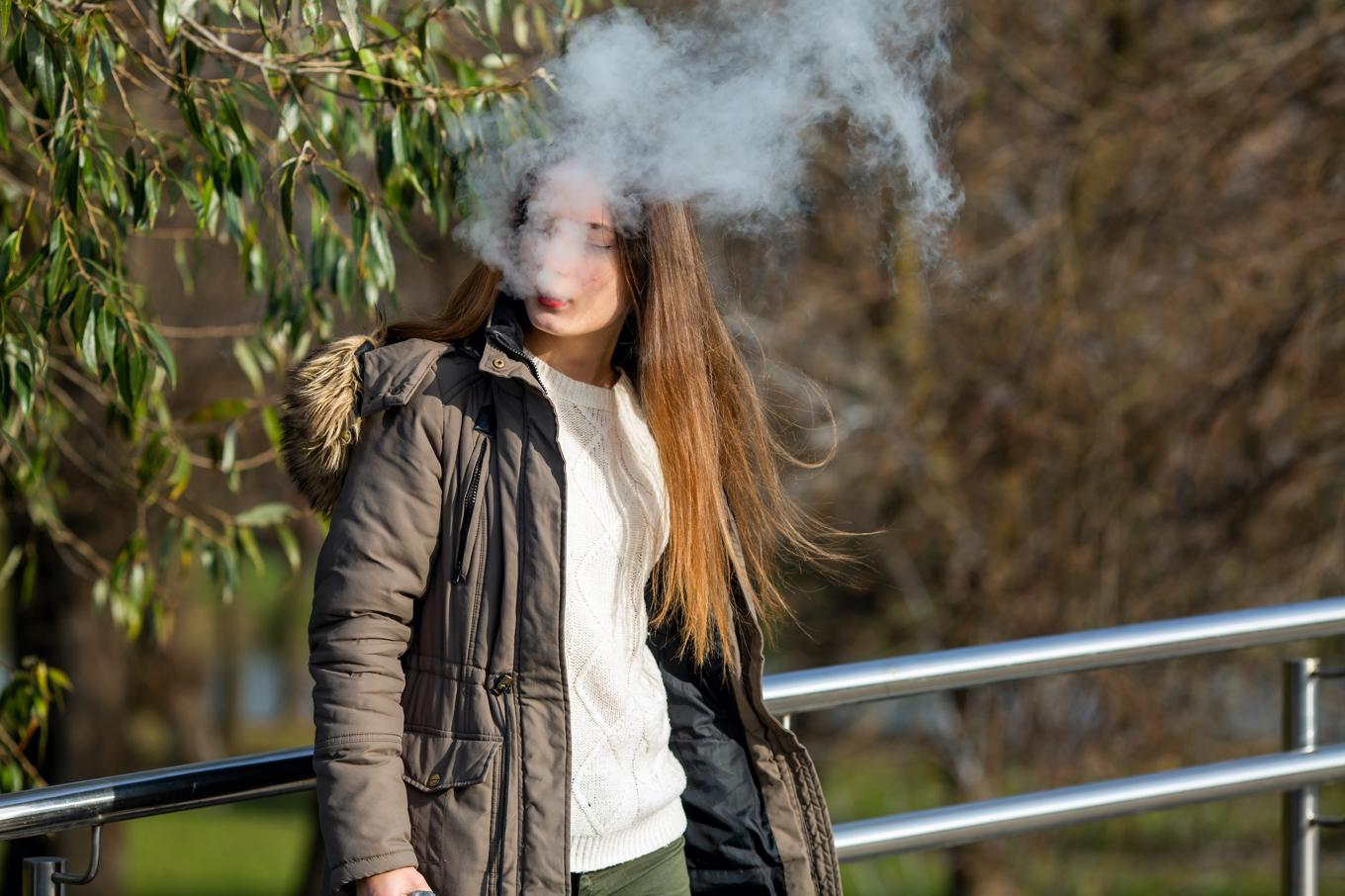 Vejpning har ökat kraftigt bland unga kvinnor sedan 2020. Kritiker menar att söta smaker, som godis och frukt, särskilt lockar yngre och kan leda till nikotinberoende.
Foto: Alexandr Yu/Shutterstock