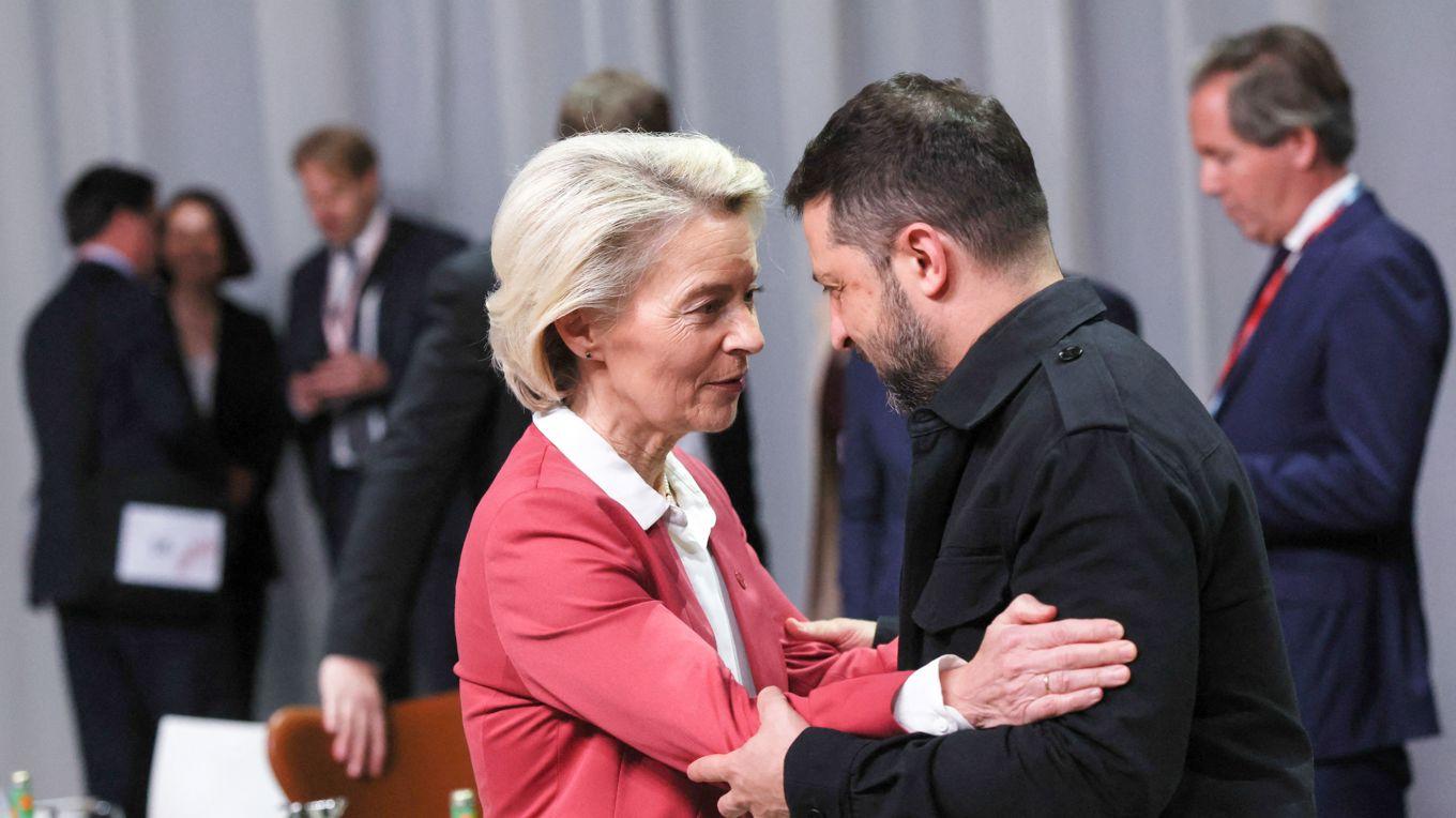 EU-basen von der Leyen är drivande bakom planen. Här i samspråk med Ukrainas Zelenskyj. Foto: Suzanne Plunkett/WPA/Getty