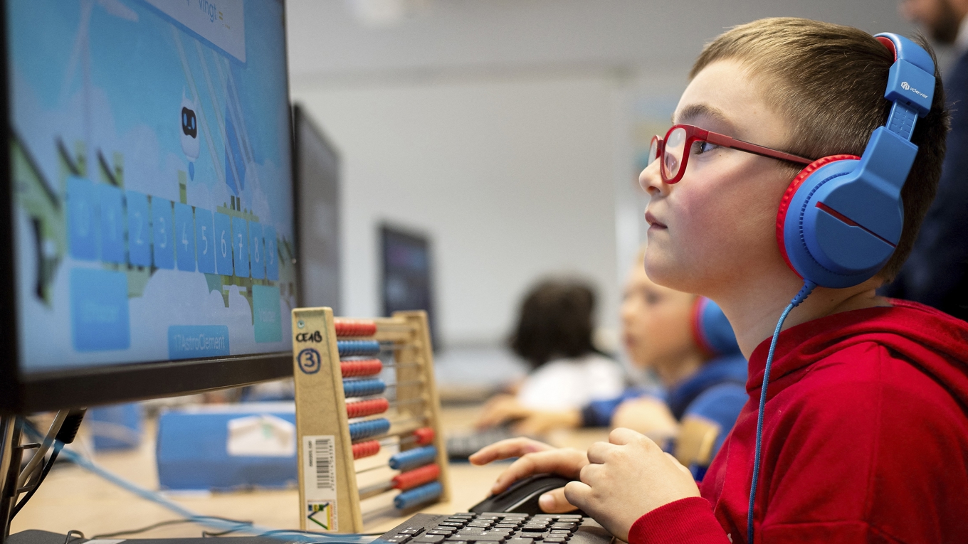 När barnafödandet går ner kan man välja att inte minska resurserna till skolan. Då ökar kvaliteten per elev, vilket stärker konkurrenskraften. Foto: Matthieu Rondel/AFP/Getty Images