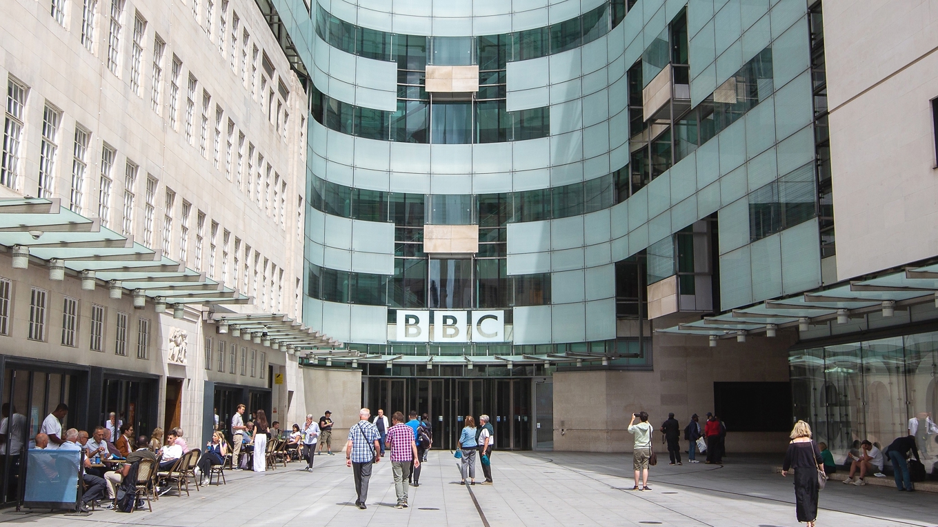 Huvudbyggnaden för British Broadcasting Corporation på Portland Place i Marylebone, London. Foto: ITS/Shutterstock