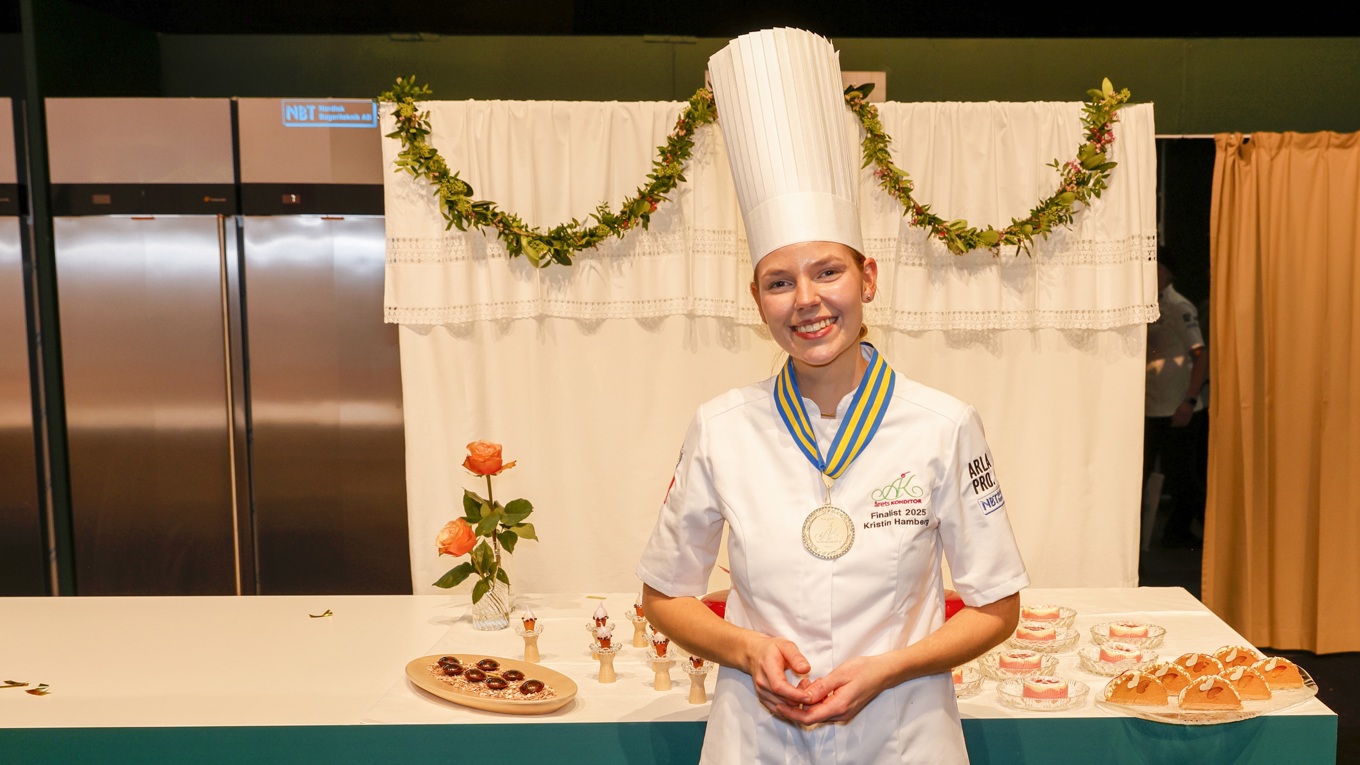 Kristin Hamberg vid sitt vinnarbord. Hon kan nu titulera sig Svensk Mästare för professionella konditorer. Foto: Pressbild