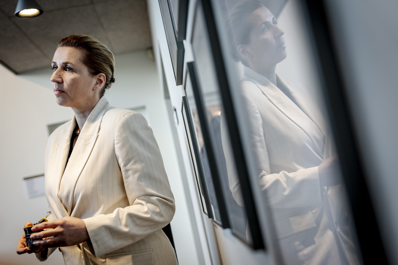 Danmarks statsminister Mette Frederiksen på företagsbesök under fredagen. Foto: Mads Claus Rasmussen/Ritzau/TT