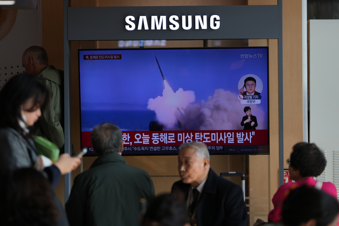Bilder av Nordkoreas senaste robotuppskjutning visas på tv i Sydkorea. Foto: Lee Jin-man/AP/TT