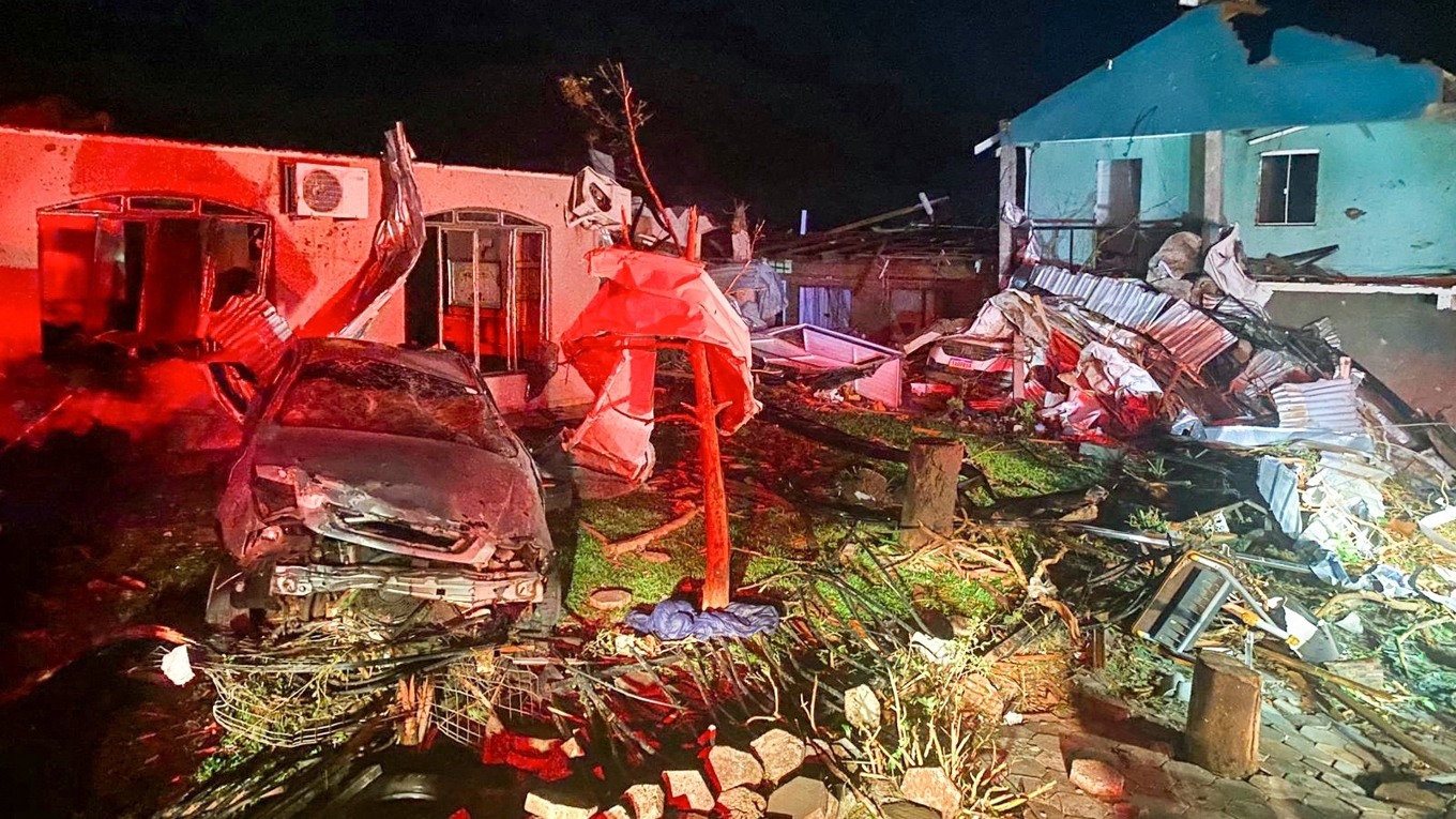 Förödelse efter att tornadon dragit fram i Rio Bonito. Foto: Paraná state govenment/AFP/TT