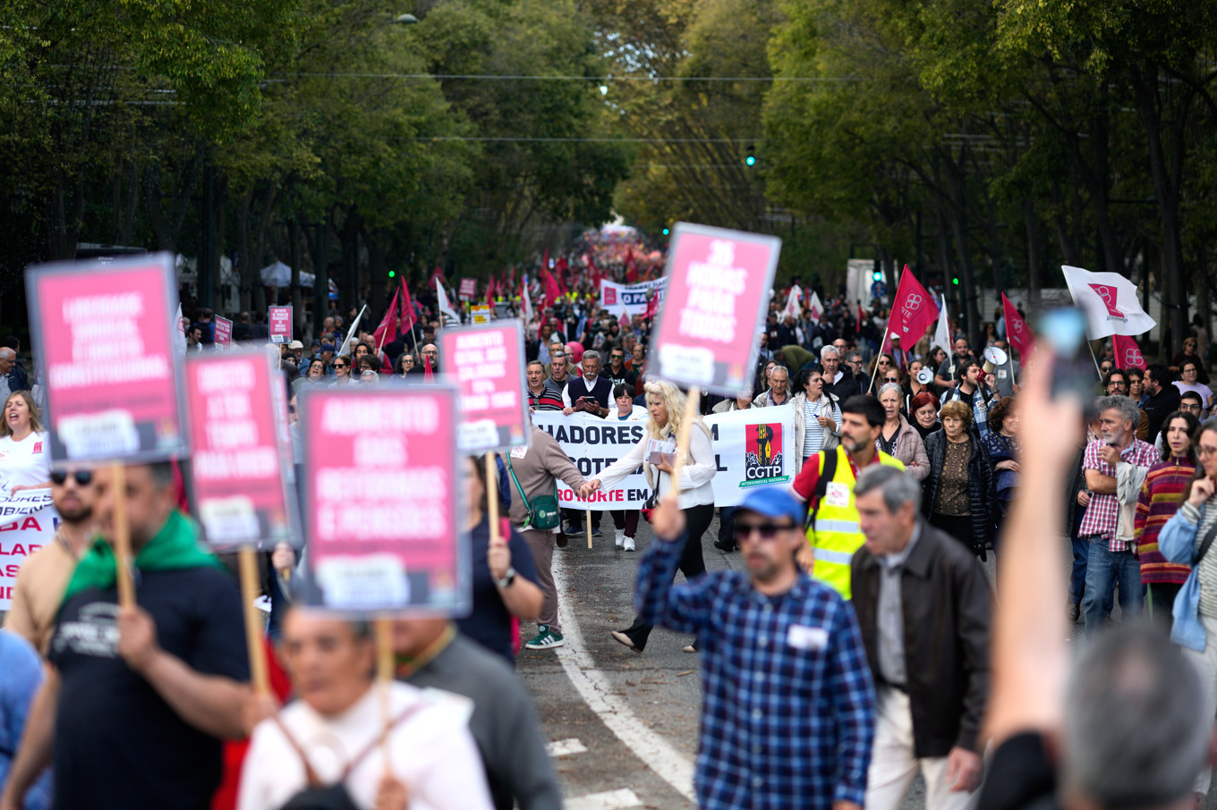 Demonstration längs Avenida da Liberdade, Lissabons stora paradgata, på lördagen. Foto: Armando Franca/AP/TT