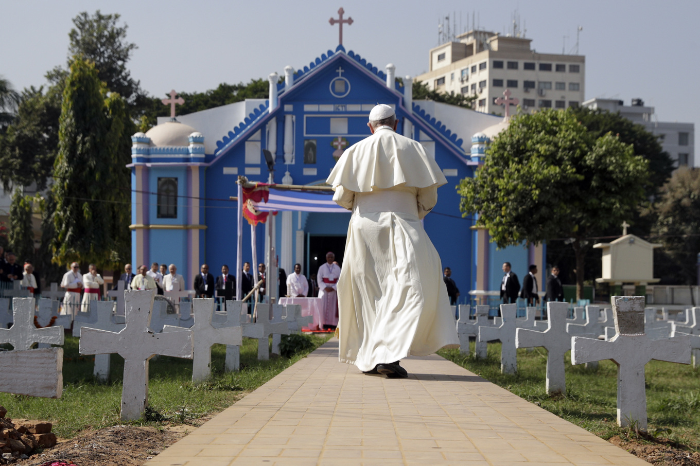 Bild från 2017 när den tidigare påven Franciskus besökte Bangladeshs huvudstad Dhakas äldsta kyrka, som den 8 oktober i år utsattes för ett bombattentat. Foto: Andrew Medichini/AP/TT