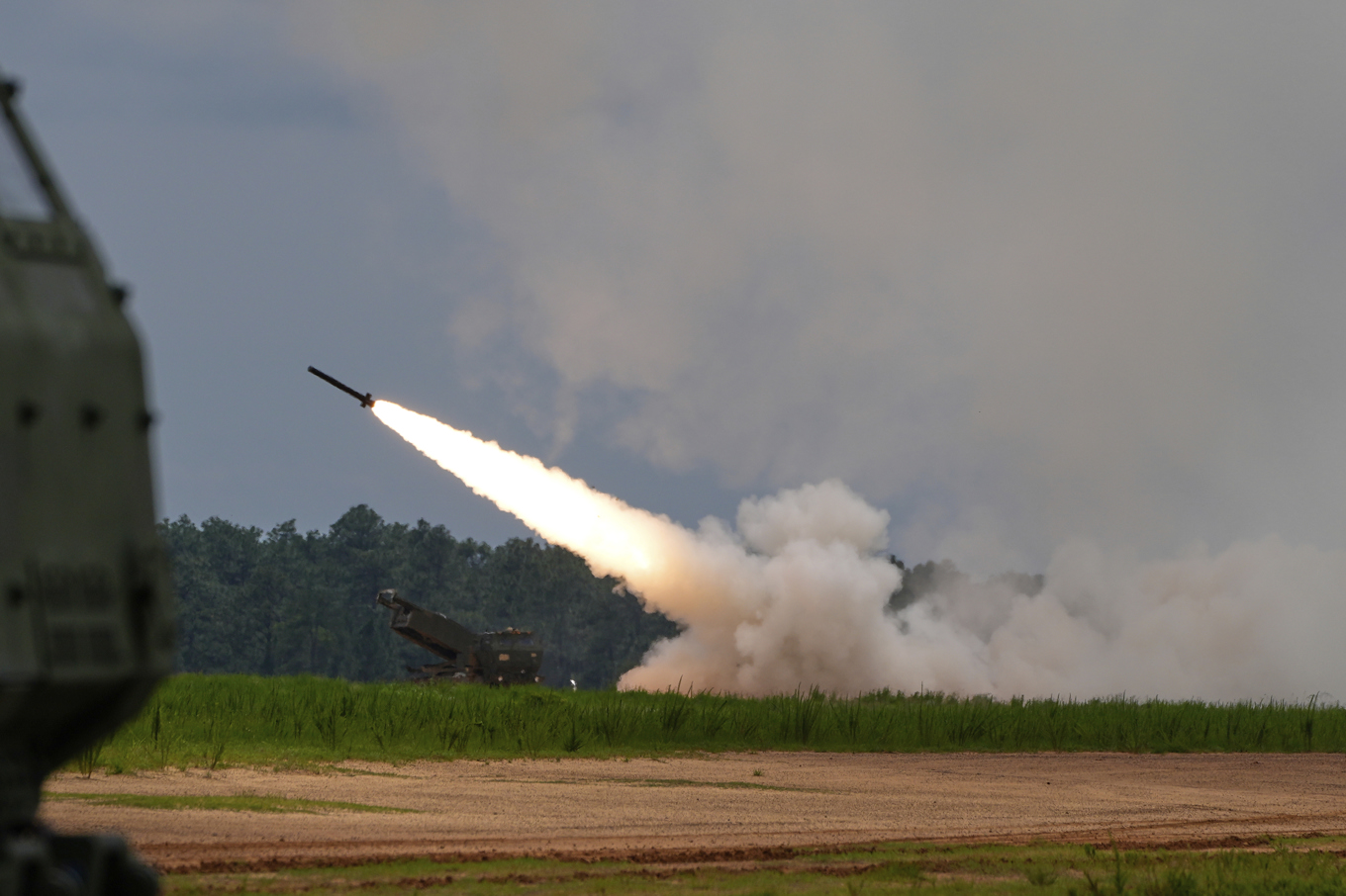 Exporten av raketartilleriet Himars uppges ha fördröjts. Arkivbild. Foto: Alex Brandon/AP/TT