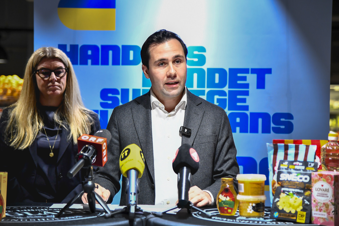 Bistånds- och utrikeshandelsminister Benjamin Dousa (M) under måndagens pressträff. Foto: Lars Schröder/TT