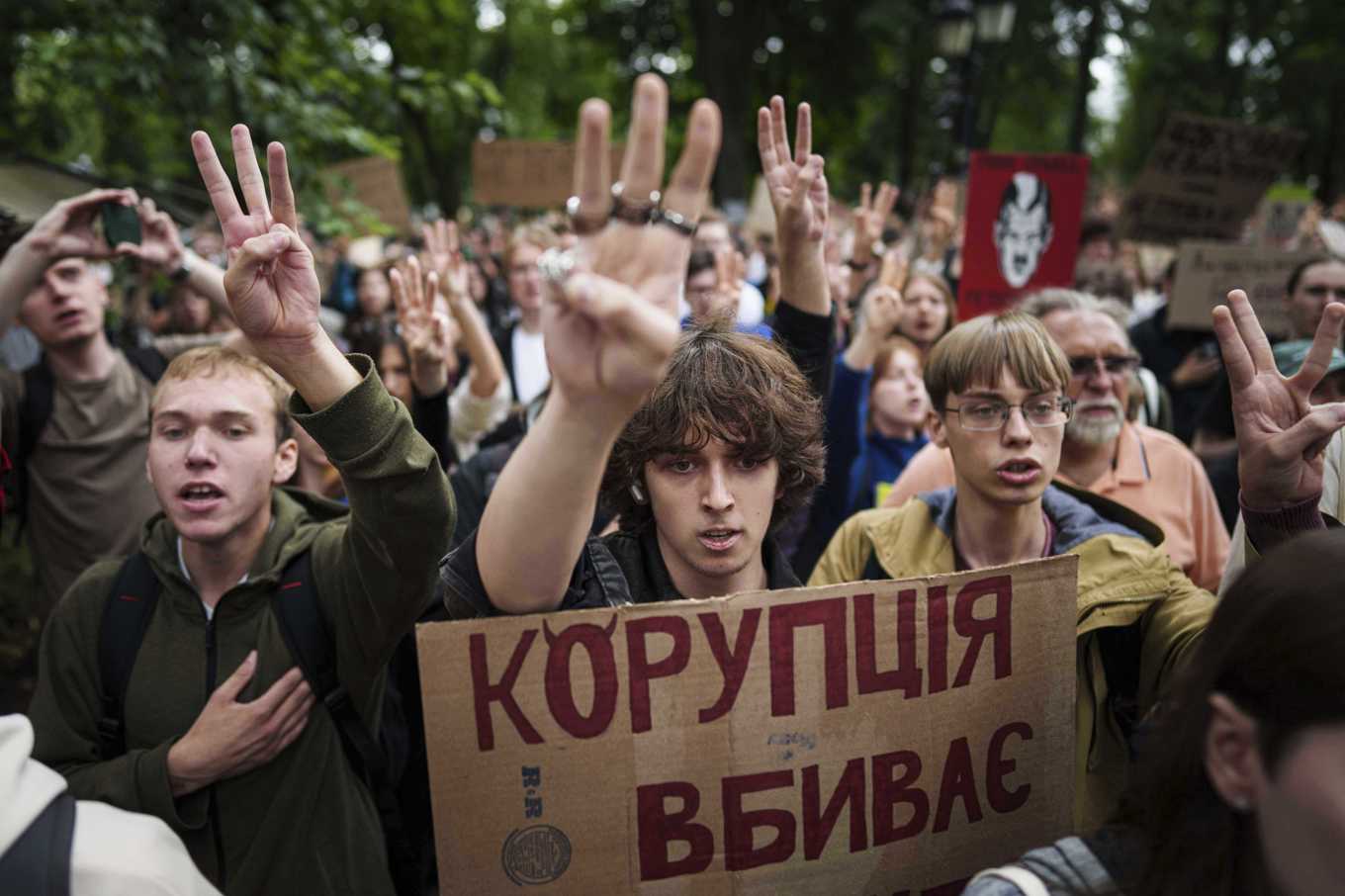 Demonstranter under protester i somras i Kiev mot regeringens senare skrotade planer på att begränsa landets antikorruptionsorgans oberoende. Foto: Evgeniy Maloletka/AP/TT