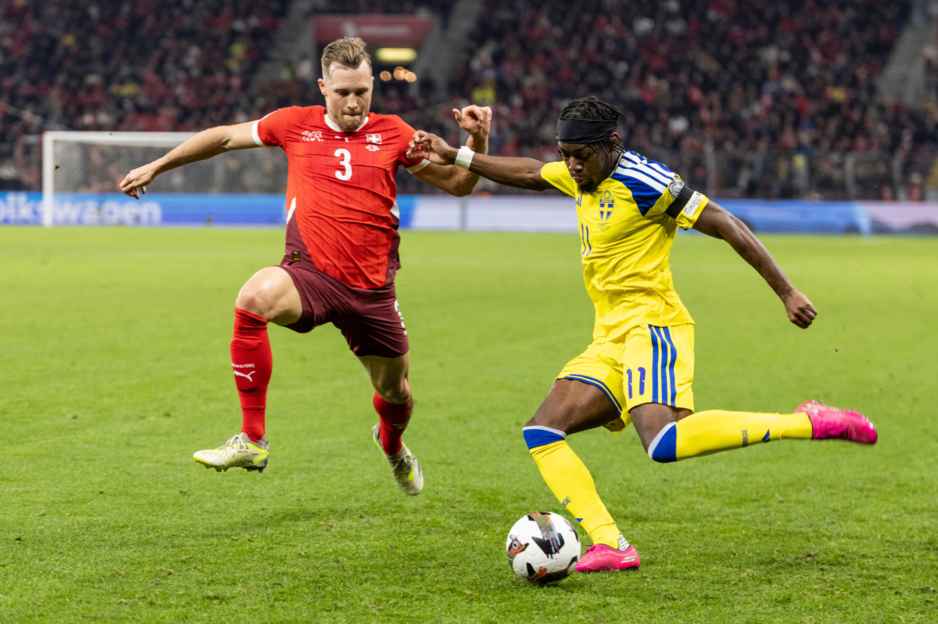 Anthony Elanga med ett inlägg i VM-kvalet mot Schweiz. Foto: Cyril Zingaro/AP/TT