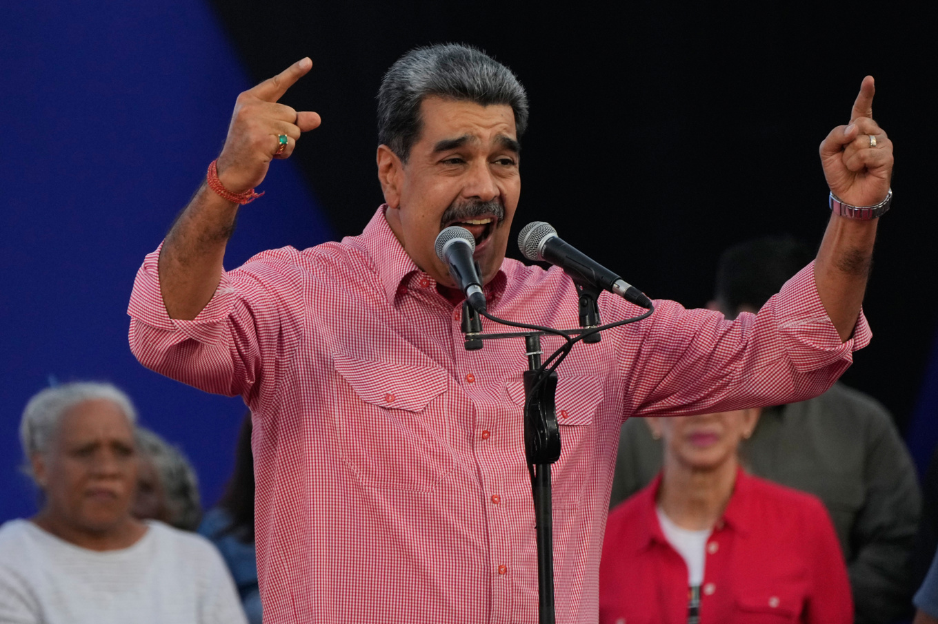 Venezuelas president Nicolás Maduro fördömer USA:s och Trinidad och Tobagos gemensamma militärövningar under ett tal på lördagen. Foto: Ariana Cubillos/AP/TT