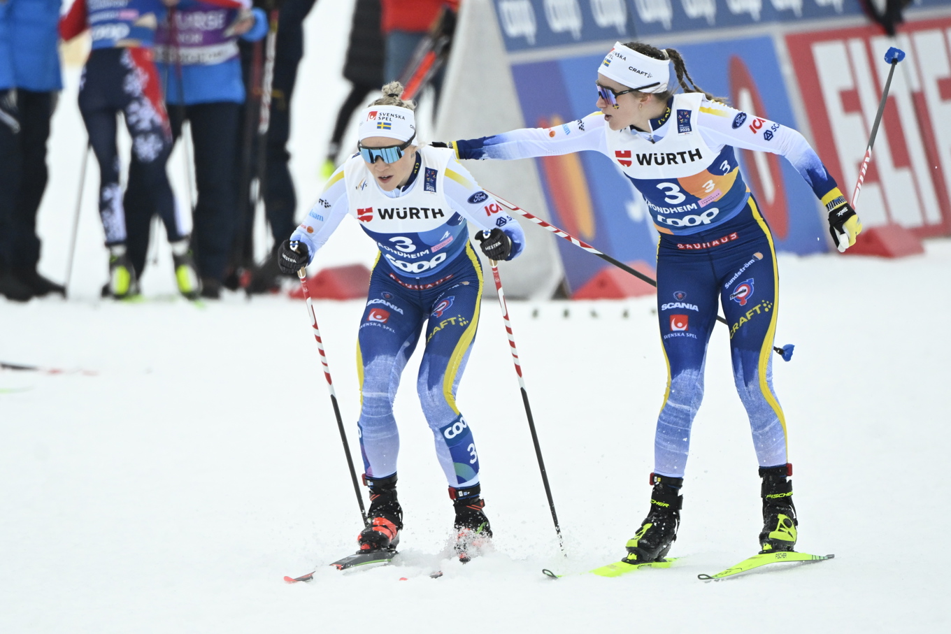 Ebba Andersson växlar till Jonna Sundling i VM-stafetten, som Sverige vann i Trondheim i år. Foto: Fredrik Sandberg/TT