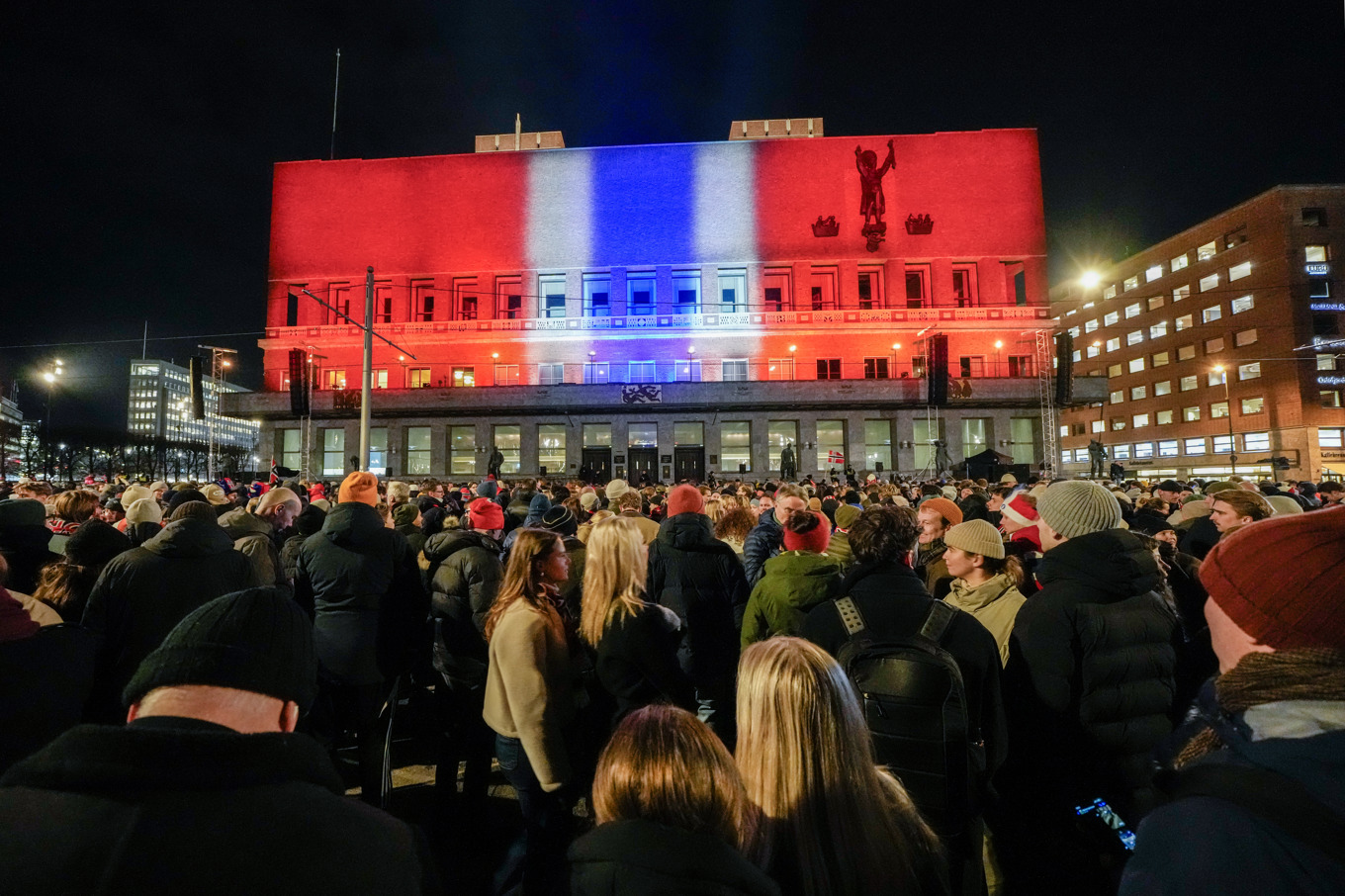 Tiotusentals norrmän tog sig till centrala Oslo för att ta emot det norska herrlandslaget i fotboll på måndagskvällen. Foto: Heiko Junge/NTB/TT