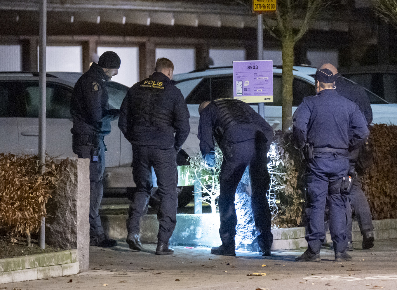 Polisens kriminaltekniker på plats på Segevång i Malmö. Foto: Johan Nilsson/TT