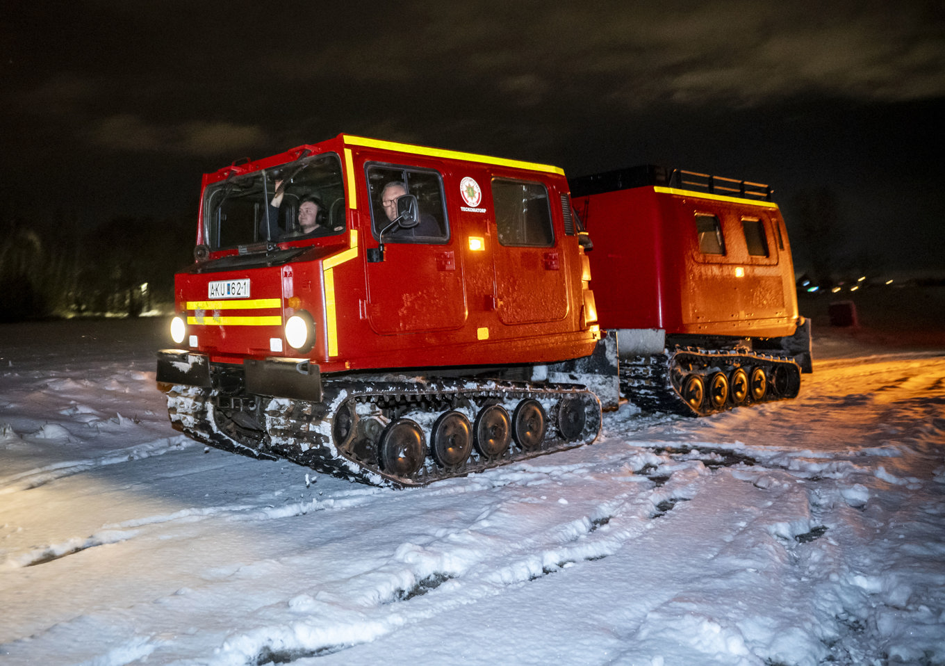 En bandvagn från räddningstjänsten i Teckomatorp är på plats på riksväg 110 utanför Landskrona. Ett stort antal lastbilar står stilla i riktning mot Tågarp. Lastbilarna hamnade på väg 110 när trafiken på E6:an leddes om. Foto: Johan Nilsson/TT