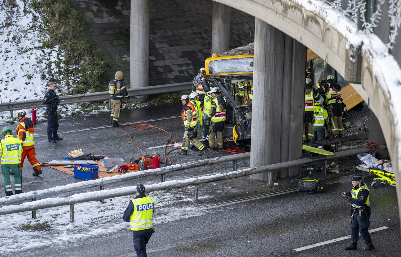 Polis och räddningstjänst på plats på Stockholmsvägen, E22, i Malmö. Foto: Johan Nilsson/TT